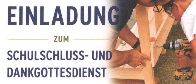 Ein Mann und ein Junge arbeiten gemeinsam an einer Holzstruktur. Das Bild enthält eine Nachricht auf Deutsch und Englisch.