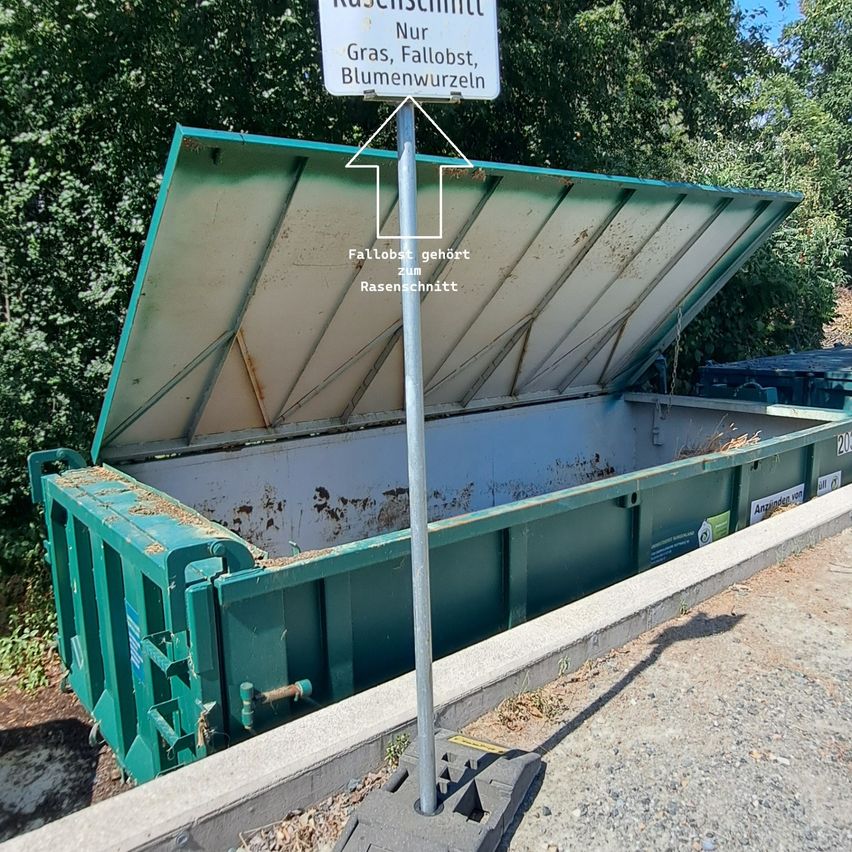 Fallobst gehört in den Container zum Rasenschnitt!