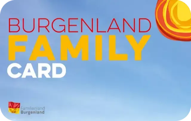 Ein blauer Himmel mit 'Burgenland Family Card' in Gelb, mit einem roten und gelben Sonnensymbol.