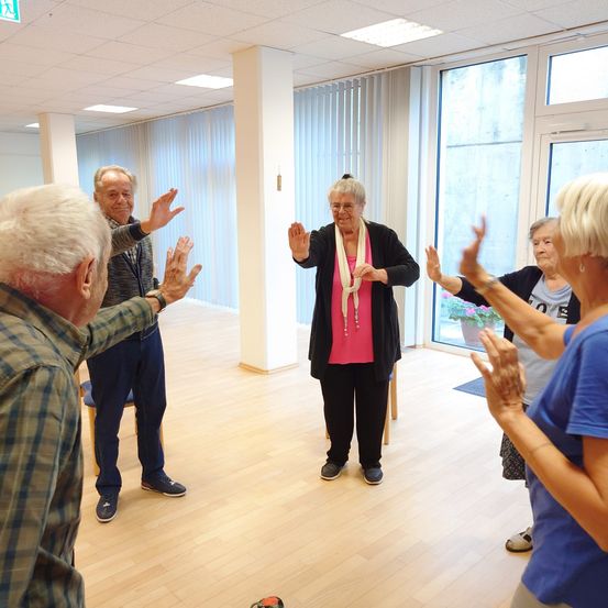 je nach Möglichkeiten trainieren wir gerne im Stehen