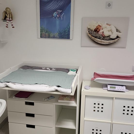 Bild enthält, Furniture, Table, Desk, Person, Home Decor, Indoors, Text, Art, Painting