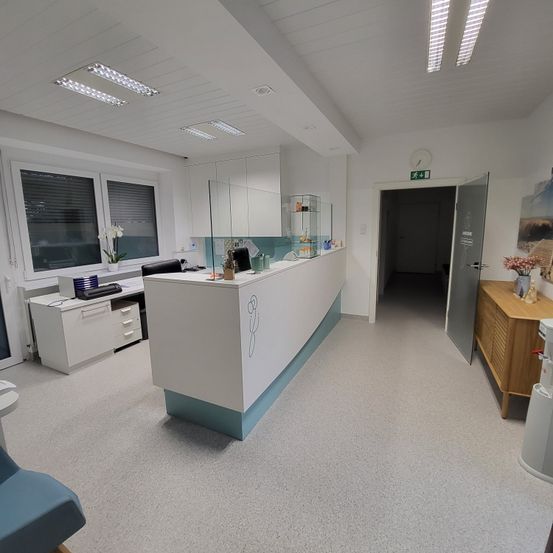 Bild enthält, Floor, Flooring, Architecture, Building, Furniture, Table, Indoors, Chair, Clinic