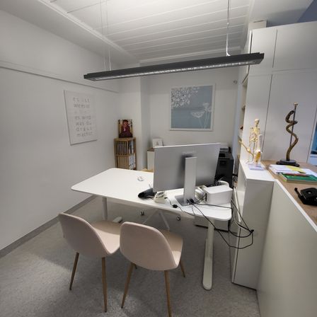 Bild enthält, Furniture, Table, Desk, Chair, Architecture, Building, Person, Indoors, Monitor, Screen