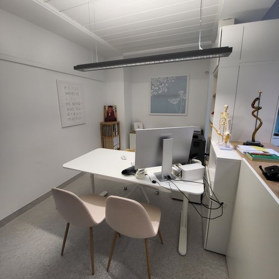 Bild enthält, Furniture, Table, Desk, Chair, Architecture, Building, Person, Indoors, Monitor, Screen