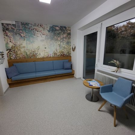 Bild enthält, Furniture, Indoors, Living Room, Floor, Chair, Waiting Room, Interior Design, Flooring, Couch, Home Decor