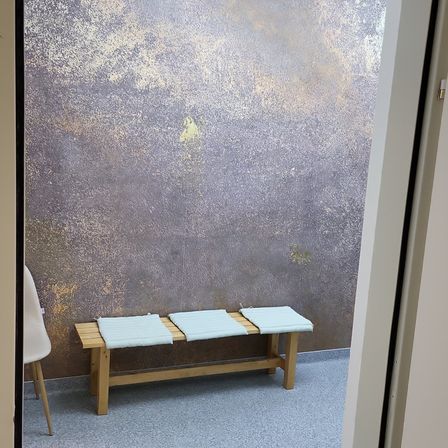 Bild enthält, Floor, Flooring, Plywood, Wood, Indoors, Interior Design, Chair, Furniture, Bench, Table