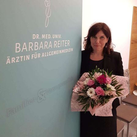 Bild enthält, Flower, Flower Arrangement, Adult, Female, Person, Woman, Flower Bouquet, Crowd, Face, Head