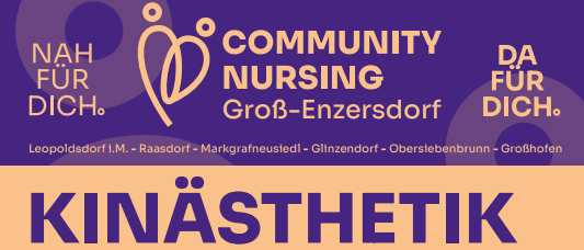 Ein Plakat für eine Community-Nursing-Veranstaltung in Groß-Enzersdorf. Es beinhaltet einen Vortrag über Kinästhetik, der sich mit individuellen Bewegungsabläufen beim Menschen befasst und Selbsthilfe und Unterstützung bei Mobilisierung und Pflege zum Ziel hat. Es fördert mehr Individualität, Möglichkeiten, Selbstständigkeit und Lebensqualität. Die Veranstaltung ist kostenfrei und findet am 23. Oktober 2025 von 17:30 bis 19 Uhr im Stadtsaal, Hauptplatz 12, 2301 Groß-Enzersdorf statt. Kontakt per E-Mail oder Telefon.