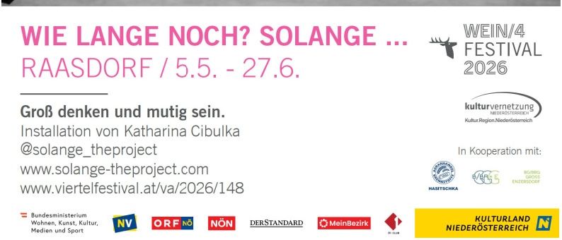 Ein Schwarz-Weiß-Bild zeigt Menschen, die ein Netz mit einer Textgestaltung halten. Es steht 'Wie lange noch? Solange...' über dem Ort 'Raasdorf' und den Daten '5.5. - 27.6.'. Ein QR-Code ist vorhanden.