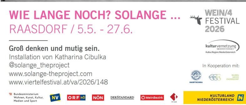Ein Schwarz-Weiß-Bild zeigt ein Stoffnetz mit dem Wort 'S' aus Blättern. Darunter steht der Text 'Wie Lange Noch? Solange' und 'Rasdorf / 5.5. - 27.6.'. Ein QR-Code ist rechts.