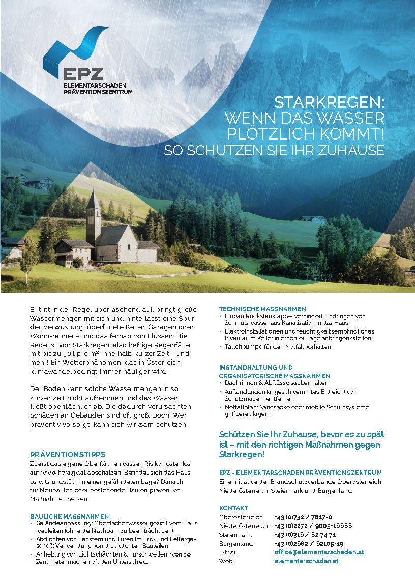 Ein Flyer mit einem von Regen durchnässten Berg im Hintergrund zeigt eine Kirche mit einem Turm. Er enthält Informationen über starke Regenfälle und wie man sein Zuhause schützt. Er umfasst technische Maßnahmen, Wartung und organisatorische Maßnahmen. Es gibt auch Präventionstipps und fordert Hausbesitzer auf, eine bestimmte Website für weitere Informationen zu besuchen.