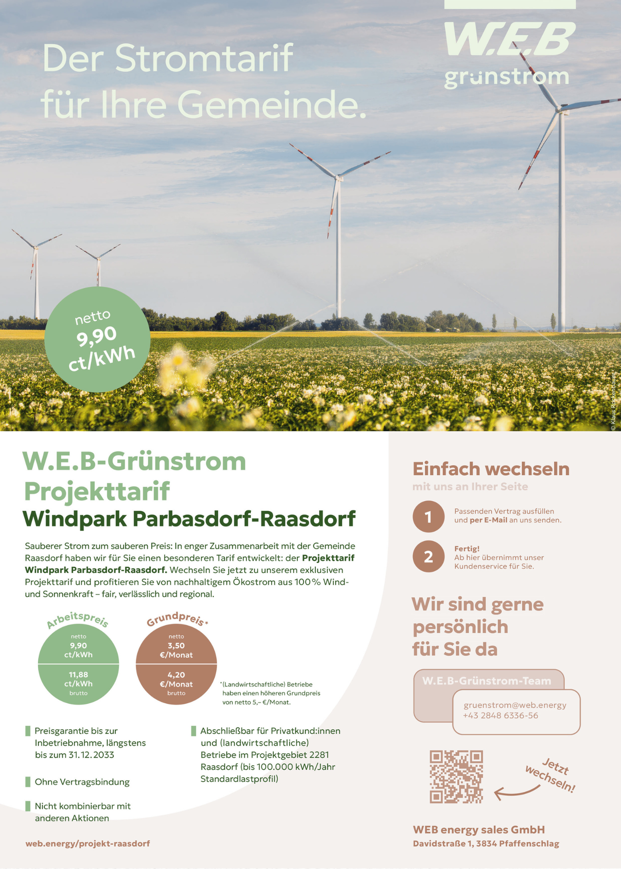 Ein Feld mit mehreren Windrädern. Ein grüner Kreis mit 'netto 9,90 ct/kWh'. Unter den Windrädern steht 'W.E.B-Grünstrom Projekttarif' und 'Windpark Parbasdorf-Rassdorf'. Ein Diagramm zeigt 'Arbeitspreis' und 'Grundpreis'. Das Bild hat einen blauen Himmel und ein Grasfeld.