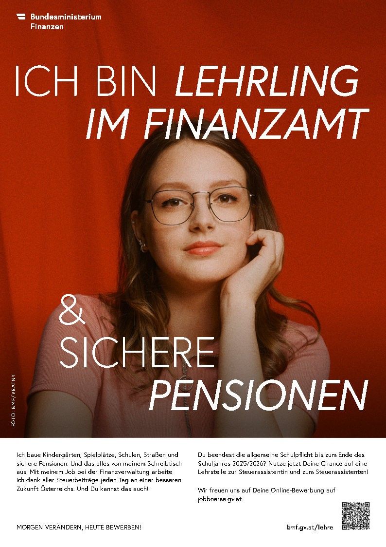Eine Frau mit Brille posiert mit einer Hand am Kinn vor rotem Hintergrund. Der Text lautet 'Ich bin Lehrling im Finanzamt & Sichere Pensionen.' Bildnachweis BM/Eva Rain.