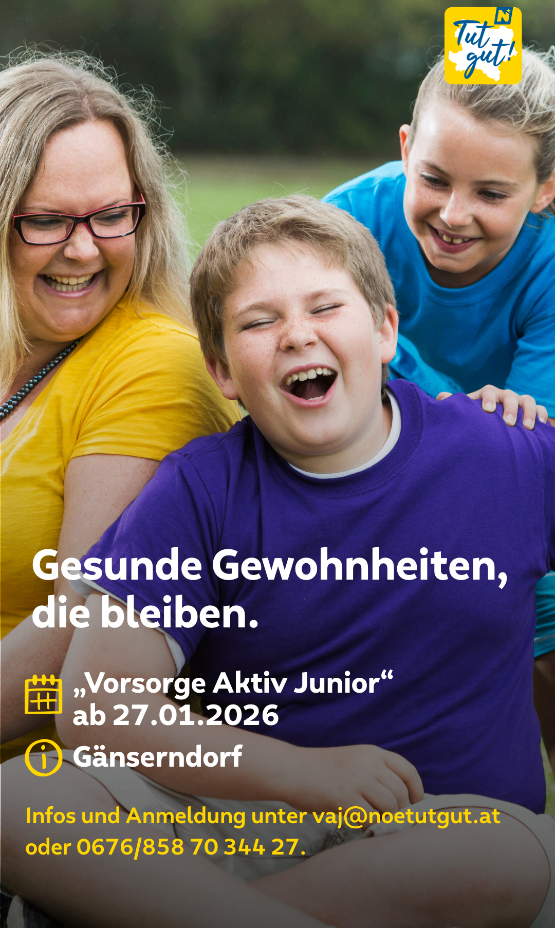 Eine Frau und zwei Kinder lächeln, ein Junge mit einem lila T-Shirt, ein anderes in Blau, fröhlich, im Freien, Bildunterschrift lautet 'Gesunde Gewohnheiten, die bleiben.' 'Vorsorge Aktiv Junior' ab 27.01.2026.