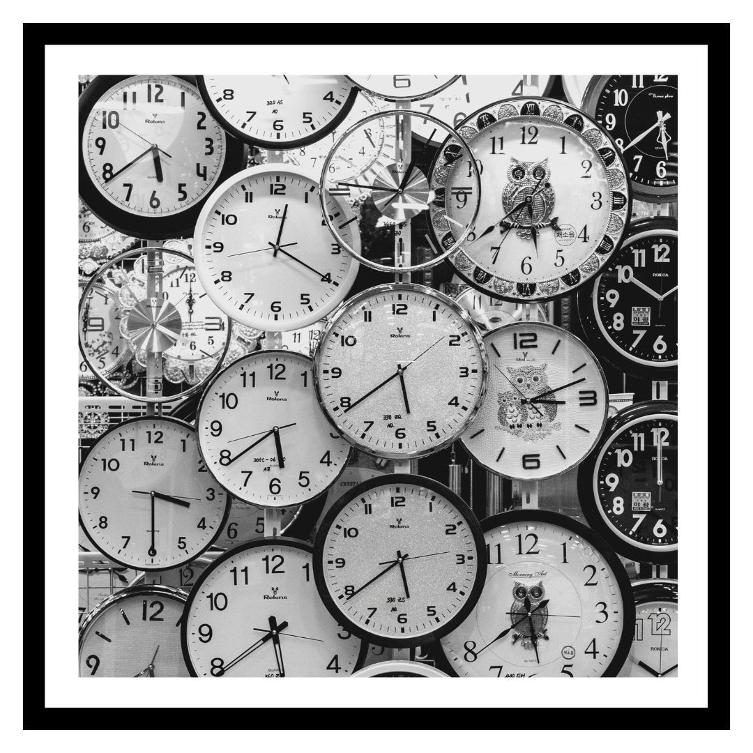 Eine Sammlung von Uhren, die verschiedene Zeiten anzeigen, jede Uhr hat ein anderes Design und Stil, wobei einige eine Eulenillustration aufweisen.