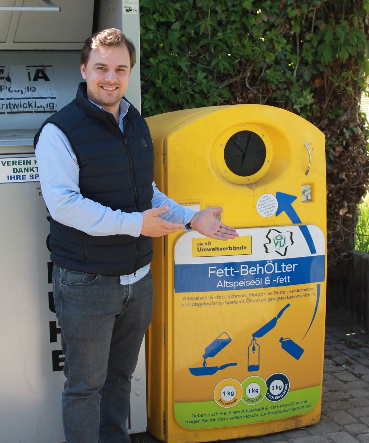 Bgm. Lukas Zehetbauer mit neuem Fett-BehÖLter in Raasdorf 