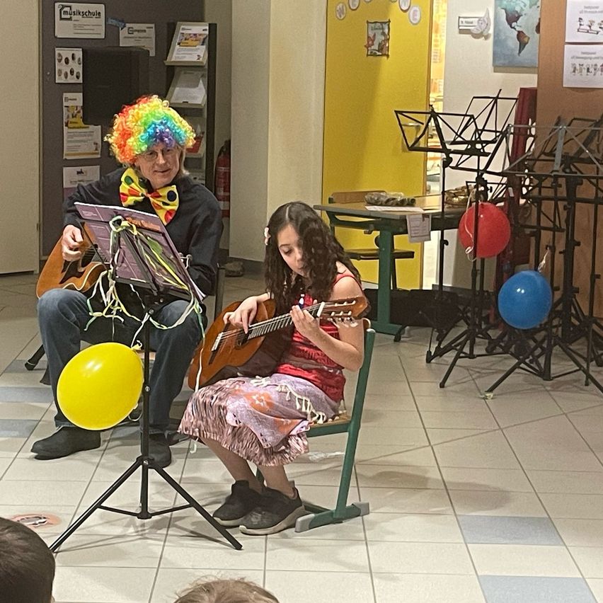 Bild enthält, Adult, Female, Person, Woman, Performer, Guitar, Balloon, Boy, Child, Male