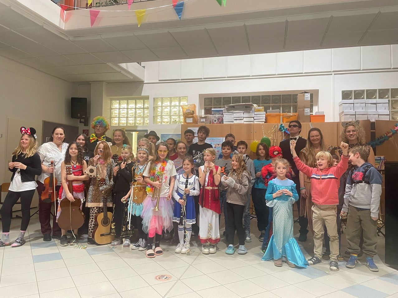 Bild enthält, People, Person, Boy, Child, Male, Female, Girl, Shoe, Face, Celebrating