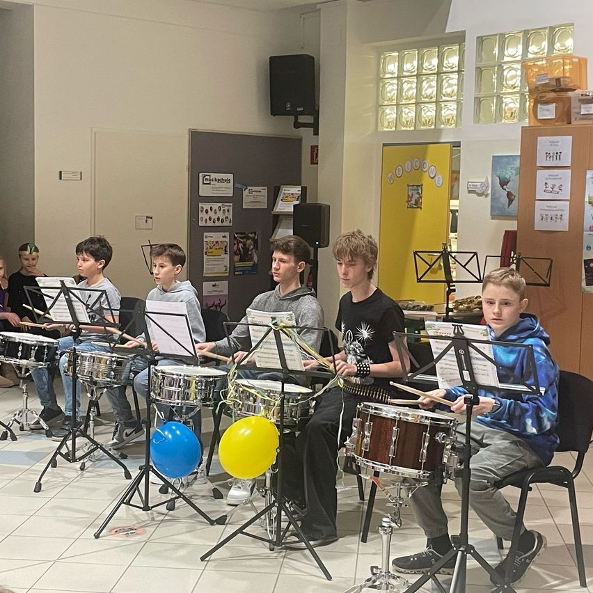 Bild enthält, Boy, Child, Male, Person, Teen, Performer, Shoe, Music, Musical Instrument, Musician