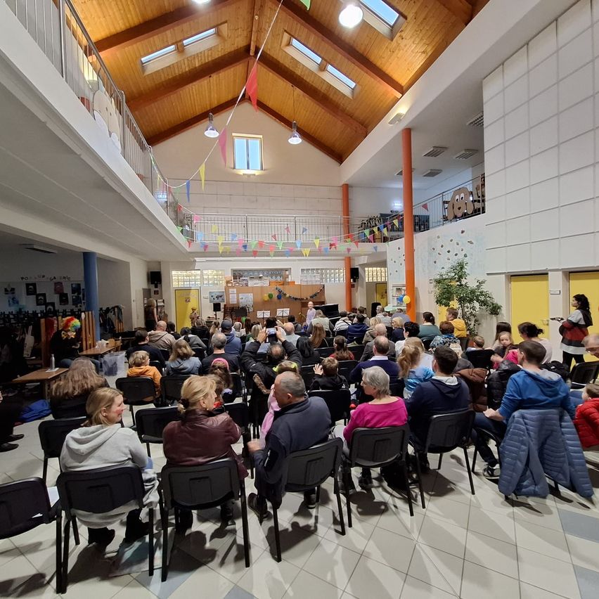 Bild enthält, People, Person, Indoors, Building, Lounge, Adult, Female, Woman, Male, Man