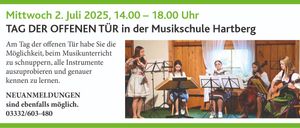 Ein Musikschulereignis am 02/25 von 14:00 bis 18:00 Uhr. Drei Mädchen spielen Instrumente in einem Raum.