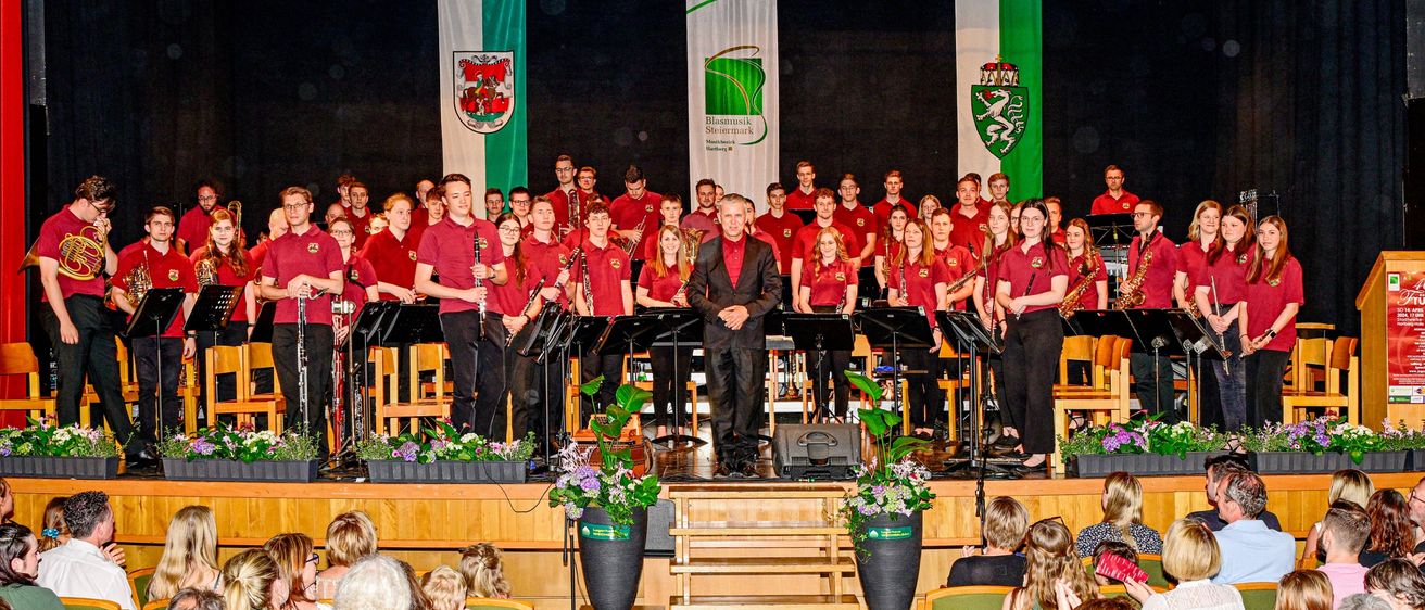 Bild enthält, Group Performance, Person, Concert, Stage, Music, Music Band, Musician, Performer, Indoors, People