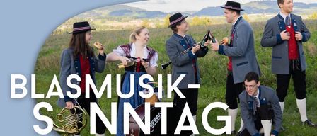 Werbeposter für ein Musikfestival mit Musikern in traditionellen Kostümen. Es enthält Informationen über Datum, Zeit und Ort der Veranstaltung.