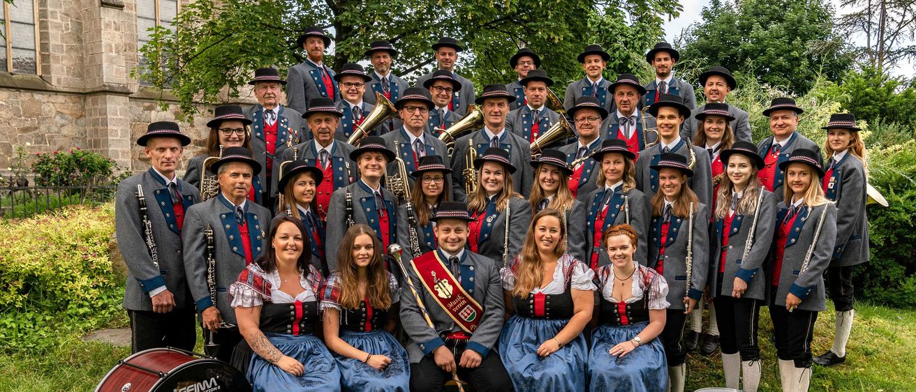 Bild enthält, Groupshot, Person, People, Group Performance, Glasses, Coat, Music Band, Adult, Female, Woman