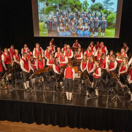 Bild enthält, Group Performance, Person, Music, Music Band, Musician, Performer, Indoors, People, Shoe, Basketball (Ball)