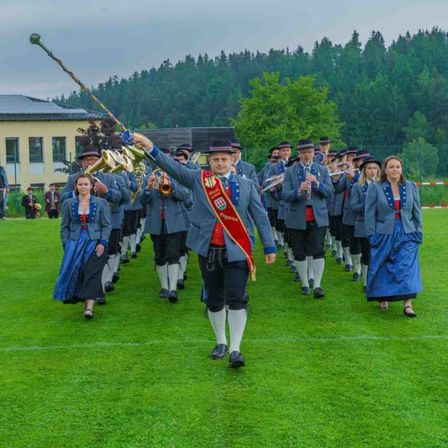 Bild enthält, People, Person, College, Grass, Field, Coat, Mace Club