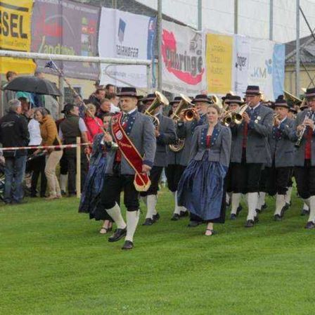 Bild enthält, People, Person, Group Performance, Music Band, Adult, Bride, Female, Woman, Spear, Grass