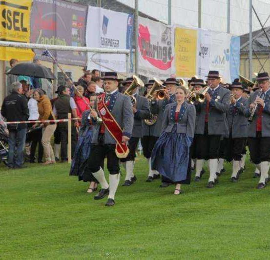 Bild enthält, People, Person, Group Performance, Music Band, Adult, Bride, Female, Woman, Spear, Grass
