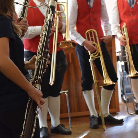 Bild enthält, Shoe, Group Performance, Music Band, Person, Adult, Male, Man, Female, Woman, Wristwatch