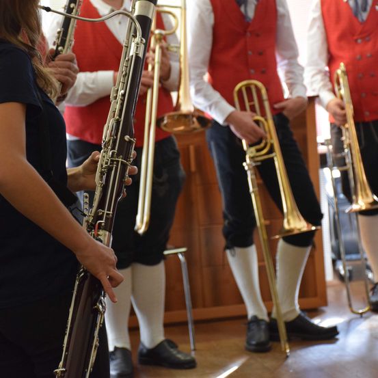 Bild enthält, Shoe, Group Performance, Music Band, Person, Adult, Male, Man, Female, Woman, Wristwatch