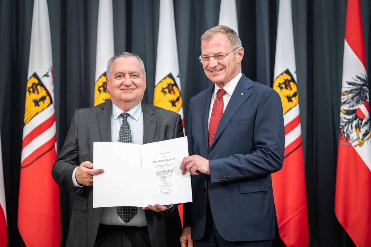 Bild enthält, Adult, Male, Man, Person, Suit, People, Flag, Tie, Crowd, Face
