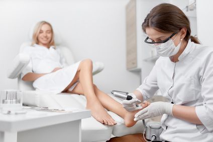 Bild enthält, Glove, Patient, Person, Adult, Female, Woman, Blow Dryer, Coat