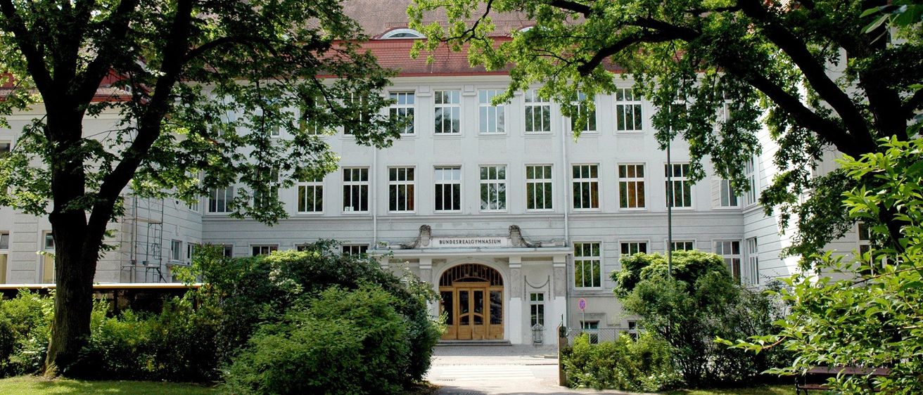 Bild enthält, Building, Campus, Tree, Grass, City, Housing, Urban, Vegetation, House, Outdoors