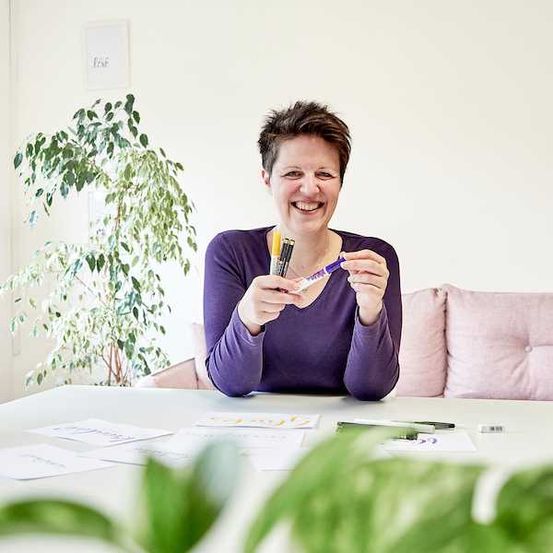 Bild enthält, Text, Head, Face, Happy