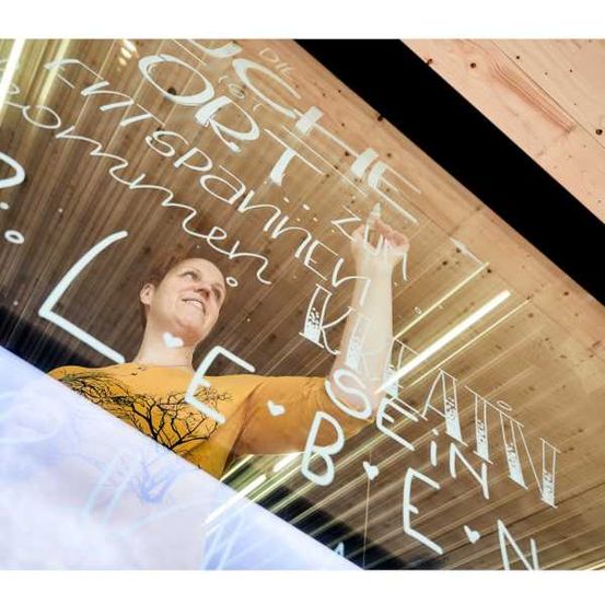 Bild enthält, Face, Person, Portrait, Adult, Bride, Female, Woman, Text