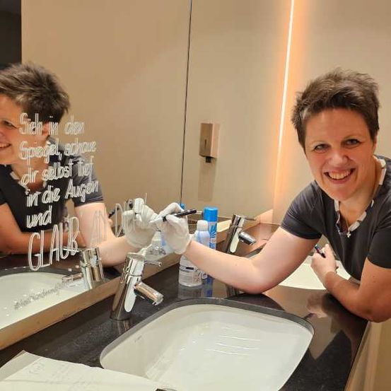 Bild enthält, Basin, Clothing, Glove, Boy, Male, Person, Teen, Sink