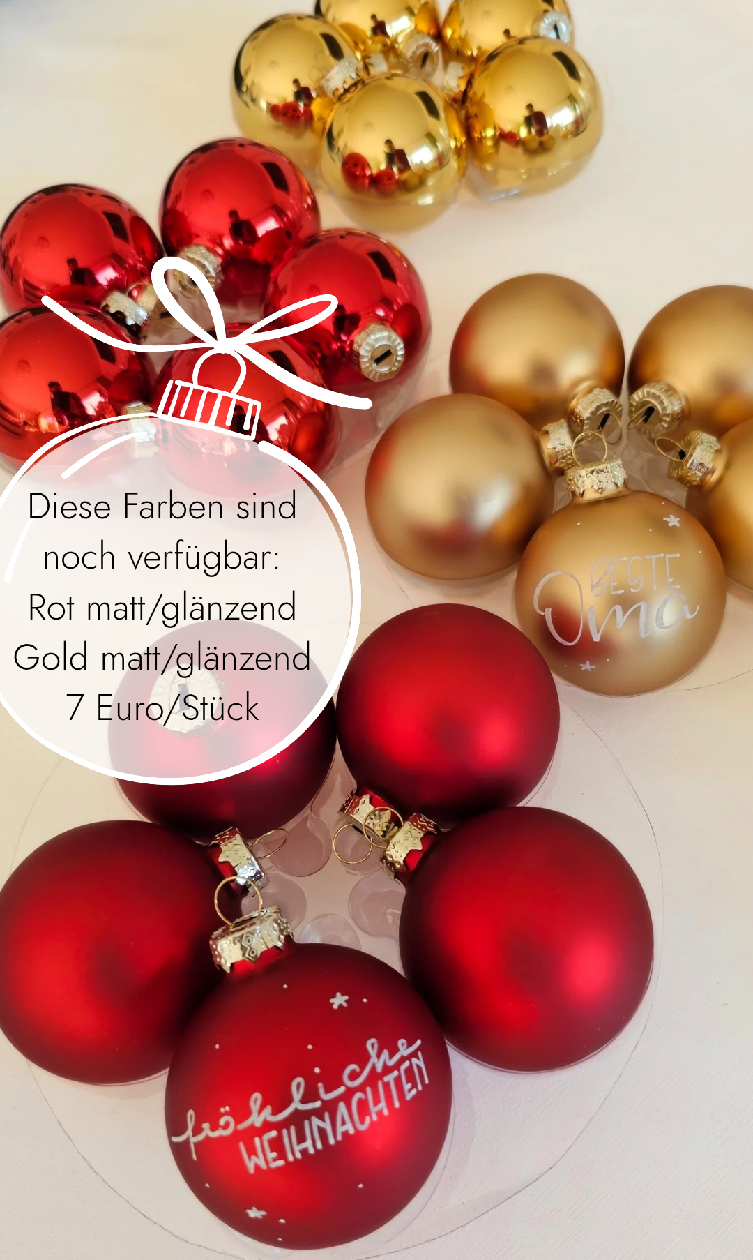 Eine Sammlung roter und goldener Weihnachtskugeln ist verfügbar. Rot matt und glänzend, Gold matt und glänzend. Zum Preis von 7 Euro pro Stück.