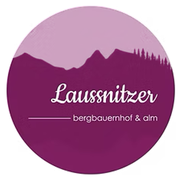 Das Laussaer-Logo hat ein kreisförmiges Design mit einem lila Hintergrund und einer Silhouette von Bergen mit Bäumen.