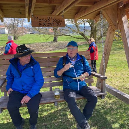 Bild enthält, Grass, Park, Shelter, Hat, Bench, Portrait, Wood, Pants, Porch, Sitting