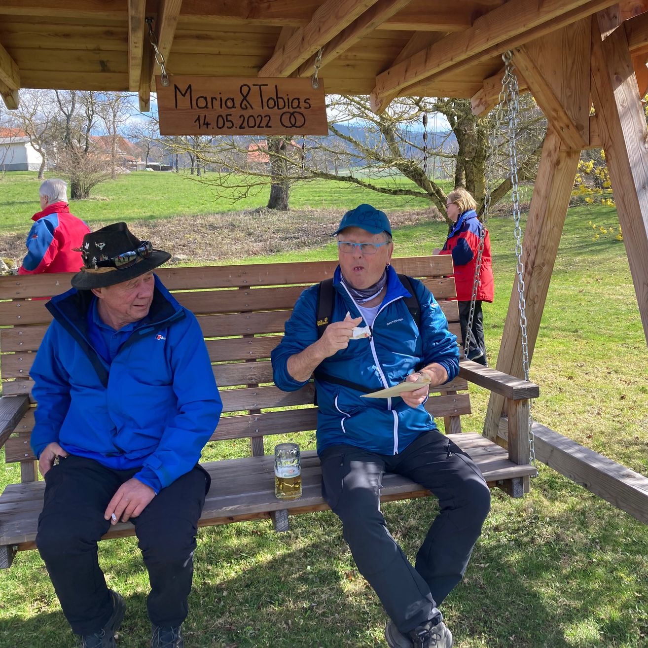 Bild enthält, Grass, Park, Shelter, Hat, Bench, Portrait, Wood, Pants, Porch, Sitting