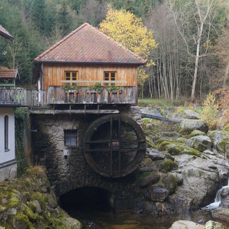 Bild enthält, Cottage, House, Housing, Nature, Outdoors, Scenery, Water, Cabin, Waterfall