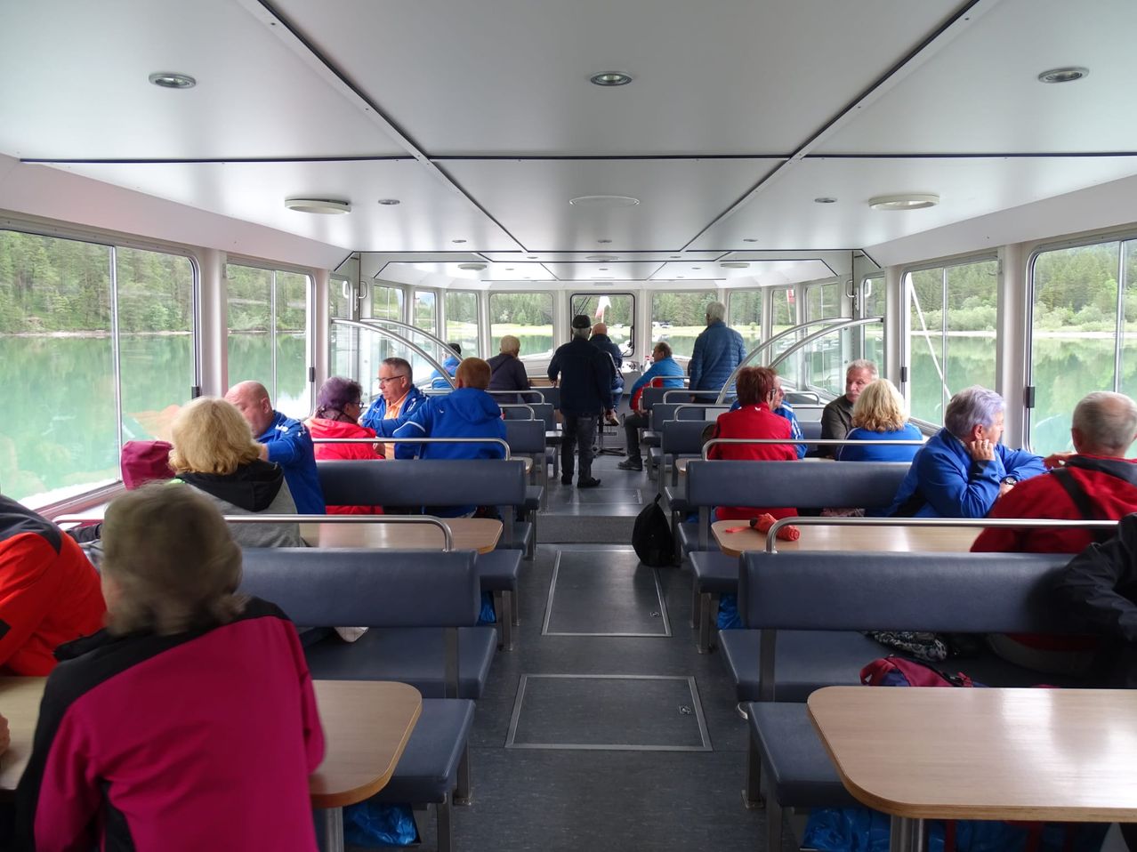 Bild enthält, Furniture, Indoors, Lounge, Cafeteria, Restaurant, People, Person, Adult, Male, Man