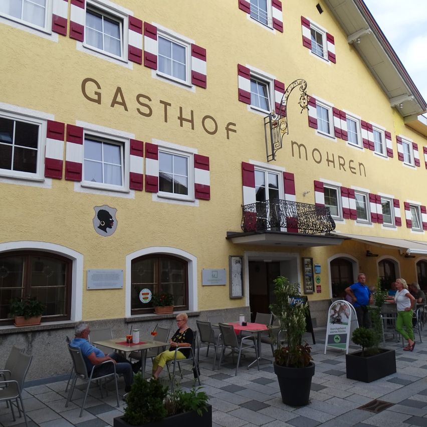 Bild enthält, Indoors, Restaurant, Cafe, City, Cafeteria, Street, Urban, Path, Building, Neighborhood