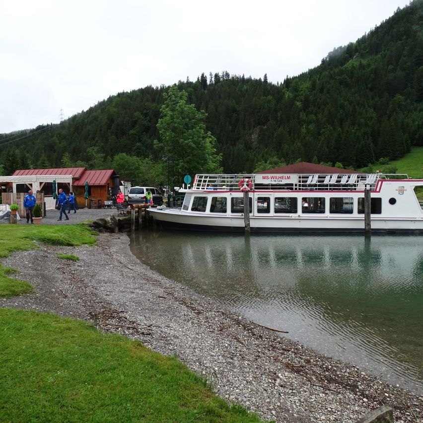 Bild enthält, Nature, Outdoors, Scenery, Shelter, Waterfront, Boat, Vegetation, Tree, Watercraft, Person