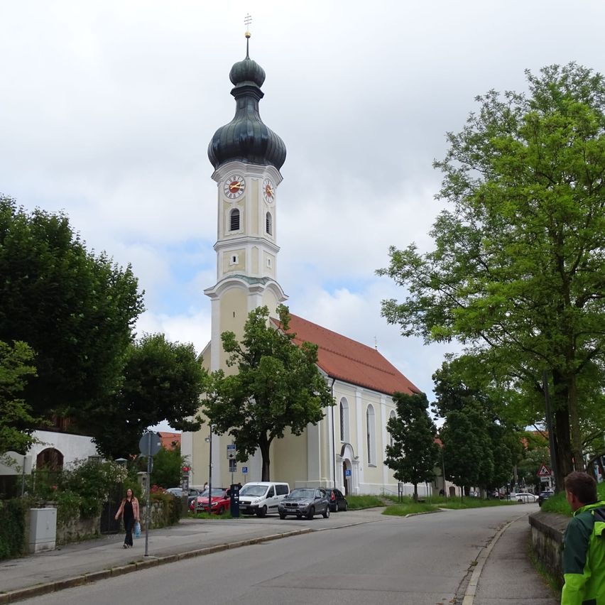 Bild enthält, City, Street, Urban, Clock Tower, Monastery, Shelter, Tree, Bell Tower, Path, Neighborhood