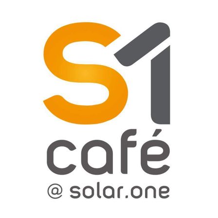 Das S1 Cafe Logo zeigt ein gelbes 'S1' mit grauem Umriss auf weißem Hintergrund. Darunter ist die Webseite des Cafes als '@solar.one' angegeben.